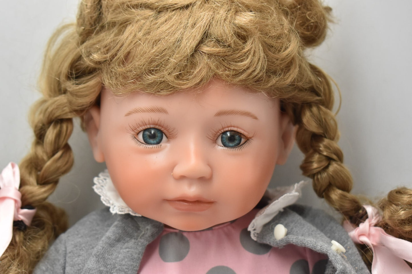 Ashton-Drake “Picture Perfect Avery – Hold That Pose!” Doll – 50cm – Vinyl Limbs