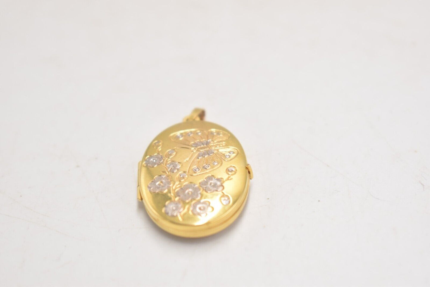 Vintage 9ct Gold Butterfly Engraved Oval Locket Necklace Pendant – 4.9g